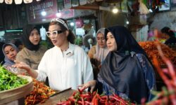 Bunda Harum dan Istri Wagub Kaltim Ajak Ibu-ibu Ramaikan Pasar Tradisional
