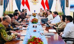 Presiden Bahas Ekonomi Global dan Kebijakan Tarif bersama Jajaran Kabinet