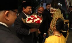 Diaspora dan Mahasiswa Indonesia Sambut Kedatangan Presiden Prabowo di Ankara