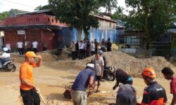 Gerak Cepat, Irwan Sabri Tangani Badan Jalan yang Tertutup Tanah Longsor