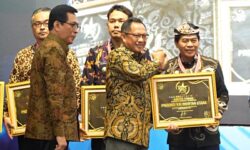 Gubernur Zainal Raih Penghargaan SPM Awards 2025 dari Kementerian Dalam Negeri