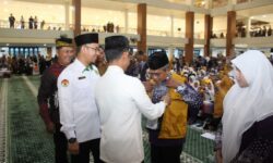 Dilepas Menuju Tanah Suci, Calon Haji Balikpapan Diimbau Tidak Tergoda Belanja