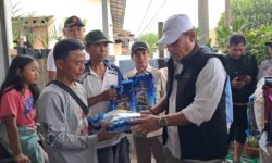 Seno Aji Bantu Sembako Korban Longsor Samarinda, Carikan Rumah Sewa Sementara