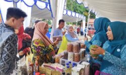 TP PKK Kaltim Ikut Pangan Murah, Pepaya dan Kembang Kol Laris Diserbu Ibu-Ibu