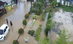 Banjir Mulai Surut, Saatnya Tenaga Medis Bekerja dari Rumah ke Rumah
