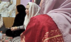 Bunda Harum Kunjungi Korban Kekerasan Seksual Ayah Tiri dan Bawakan Buku-buku