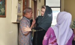 Abdul Rasak Menangis Disambangi Bunda Harum di Panti Lansia