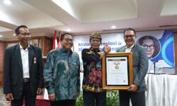 Gubernur Kaltara Terima Anugerah Sahabat Pers dari SMSI