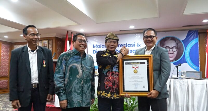 Gubernur Kaltara Terima Anugerah Sahabat Pers dari SMSI