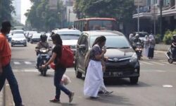 Ketika Pejalan Kaki Lupa Aturan