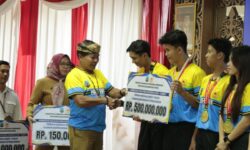 Gubernur Serahkan Bonus Atlet Peraih Medali PON XXI Aceh-Sumut