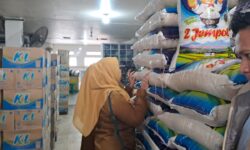 Tim Operasi Pasar Temukan Beras Kemasan Tanpa Izin Edar di Samarinda