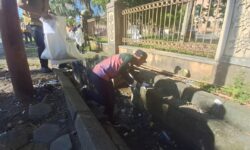 Selokan Samping Islamic Center Samarinda Dipenuhi Sampah