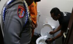 Diblender, Sabu Hampir Sekilo Dibuang di Kloset