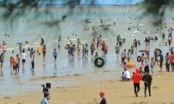Pantai Manggar Diserbu Ribuan Wisatawan Selama Tiga Hari Berturut-turut di Libur Iduladha