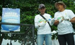 Dukung Program Adipura, PLN Kaltimra Bersih-bersih Kawasan Pantai Mulawarman