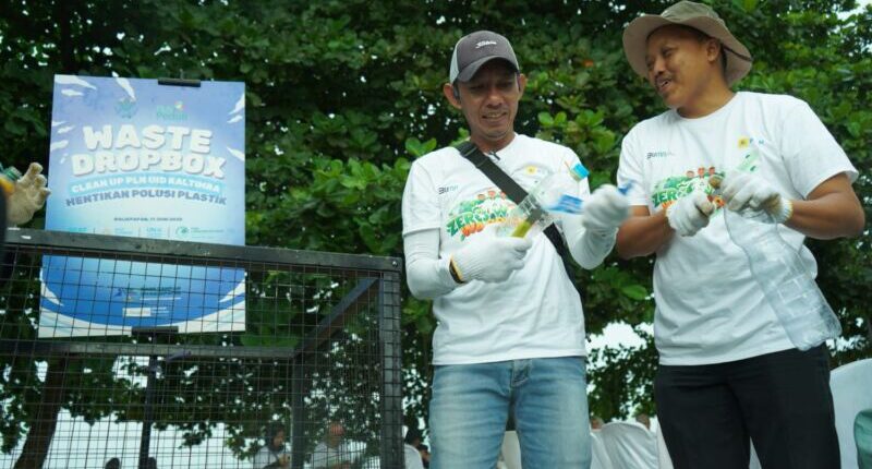 Dukung Program Adipura, PLN Kaltimra Bersih-bersih Kawasan Pantai Mulawarman