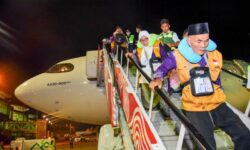 Rombongan Haji Pertama Tiba di Balikpapan, Empat Jemaah Dilaporkan Wafat di Tanah Suci