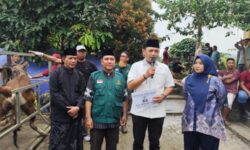 Wagub Seno Aji dan Istri Serahkan Hewan Kurban di Masjid Alam Semesta Samarinda