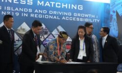 Gubernur Zainal Teken MoU dan LoI Pengembangan Pesawat N219 Amfibi
