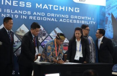 Gubernur Zainal Teken MoU dan LoI Pengembangan Pesawat N219 Amfibi