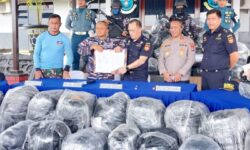 TNI AL Nunukan Amankan 81 Koli Ballpres Di Kapal Cahaya Nunukan