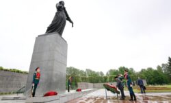 Presiden Prabowo Subianto Letakkan Karangan Bunga di Piskarovskoye Memorial