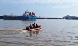 Tersenggol Tugboat TB Biak, Motoris Kapal Klotok Andi Acho Dalam Pencarian