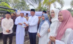 Wagub Kaltim Seno Aji Serahkan Sapi Kurban Presiden ke Masjid Besar Ar-Rasyidin Loa Bakung