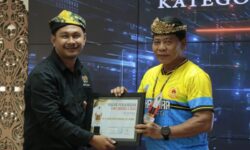 Gubernur Terima Penghargaan SIWO PWI Award II Kaltara 2025