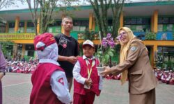 Hari Pertama Sekolah, Siswa Baru SDN 003 Balikpapan Kota Diajak Jadi Sahabat Bumi