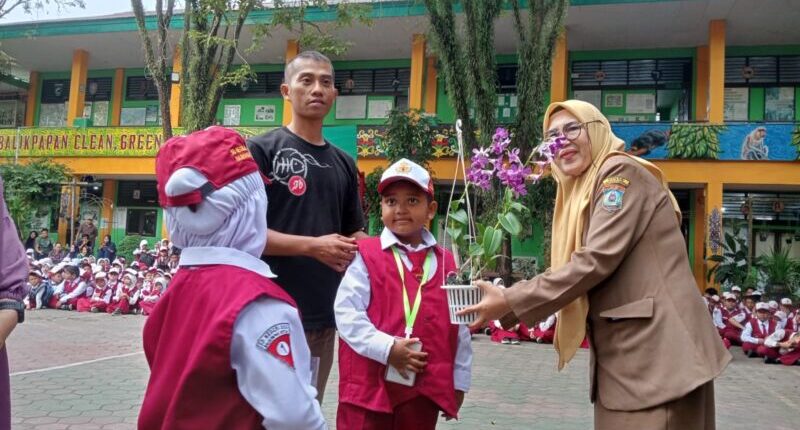 Hari Pertama Sekolah, Siswa Baru SDN 003 Balikpapan Kota Diajak Jadi Sahabat Bumi