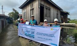 Haru dan Syukur 150 Keluarga Pra Sejahtera di Kaltimra Dapat Sambungan Listrik Gratis PLN