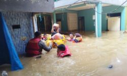 Banjir di Jakarta Hampir Dua Meter, Ratusan Warga Dievakuasi