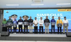 Gubernur Serahkan Bankeu untuk Parpol Rp2,8 Miliar