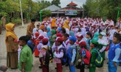 Hari Pertama Sekolah di SDN 21 Manggar, Ada yang Mengenakan Seragam Baru Kebesaran