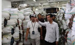 Bupati Irwan Launching Pengiriman 30 Ton Rumput Laut Milik Perusda Nunukan ke Perumda Pinrang