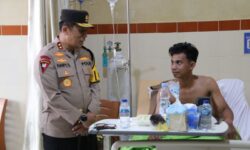 Kapolda Kaltara Jenguk Mahasiswa yang Mengalami Luka Terbakar Saat Unjuk Rasa