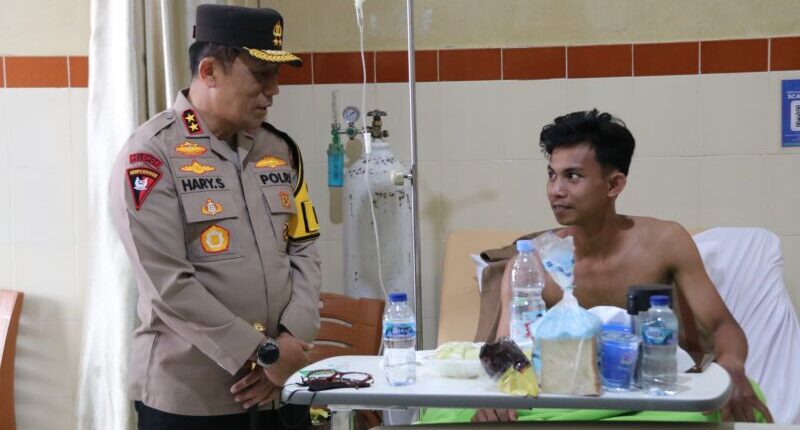 Kapolda Kaltara Jenguk Mahasiswa yang Mengalami Luka Terbakar Saat Unjuk Rasa