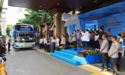 Kapolri Lepas Keberangkatan 1.575 Buruh ke Tempat Kerja Baru dan Jadi Pegawai Tetap