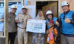 HUT Kemerdekaan RI ke-80: 150 Keluarga Pra-Sejahtera Terima Sambungan Listrik Gratis di Samarinda