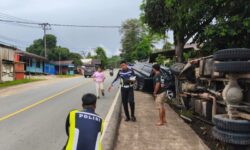 Truk Isuzu Tabrak Mobil Anggota TNI di Sungai Siring, Enam Orang Luka-luka