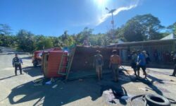 Truk Bermuatan 21 Drum BBM Terguling di Sei Bilal Nunukan