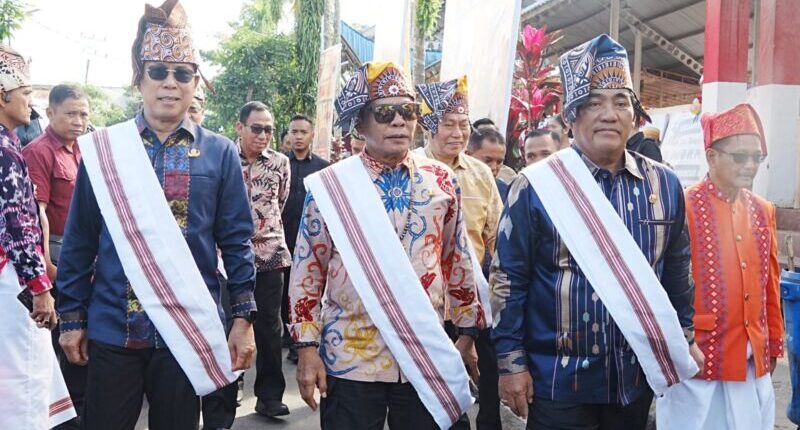 Gubernur Kenalkan Batik Kaltara di Karnaval The Legend of Pongtiku II 2025