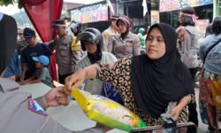 Ada Isu Beras Oplosan, Warga Samarinda Ramai-Ramai Antre Beli Beras SPHP