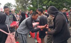 Semarak Kemerdekaan, Kesbangpol Bagikan 7.000 Bendera Merah Putih Gratis di Samarinda