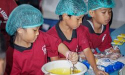 Anak Berkebutuhan Khusus Sekolah Santo Fransiskus Assisi Belajar Bersama Srikandi PLN