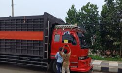 Dishub Tempel Stiker Truk Parkir Sembarang di Jalan APT Pranoto, Bandel Disanksi Tilang