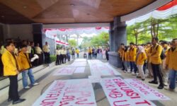 Mahasiswa Gempur Rektorat Unmul, Tuntut Evaluasi Total Kampus!