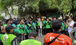 Ratusan Pita Hitam Dibagikan Driver Ojol Samarinda, Bentuk Solidaritas untuk Affan Kurniawan